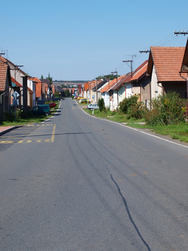 ulice bylanská směrem k návsi