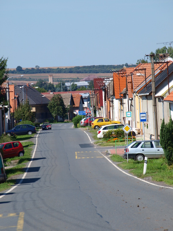 ulice bylanská směrem k návsi (1)