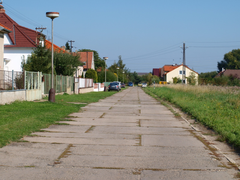 ulice na parcelách k jalovému potoku u pole