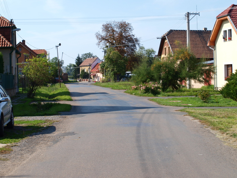 ulice ve staré vsi směrem na ulici školní (2)